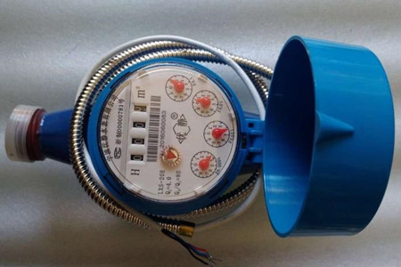 無線遠(yuǎn)傳水表是如何進(jìn)行數(shù)據(jù)采集傳輸?shù)模?/></p><p>　　當(dāng)水流入水表后，會(huì)沿著葉輪盒底部進(jìn)水孔進(jìn)入到計(jì)量機(jī)構(gòu)，水流會(huì)推動(dòng)葉輪旋轉(zhuǎn)，然后由葉輪盒上部出水孔的位置流出，正常情況下，葉輪轉(zhuǎn)速和水的流量是成正比的，葉輪轉(zhuǎn)動(dòng)的時(shí)候，就能夠通過齒輪傳遞給指示機(jī)構(gòu)，并記錄出流經(jīng)水表的水總量。記錄的用水量數(shù)據(jù)會(huì)通過無線網(wǎng)絡(luò)技術(shù)和后臺(tái)數(shù)據(jù)管理中心聯(lián)通，來實(shí)現(xiàn)遠(yuǎn)程抄表、網(wǎng)絡(luò)充值、遠(yuǎn)程控制和故障檢測(cè)。</p><p>　　<strong>水表的數(shù)據(jù)如何采集傳輸?</strong></p><p>　　水表是通過給計(jì)量基表安裝加傳發(fā)訊模塊，這樣就后臺(tái)就能夠接收無線抄表主機(jī)發(fā)出的抄表指令，由無線通訊模塊能夠?qū)⑺砩厦娴挠盟?/p><p>　　數(shù)據(jù)上傳到服務(wù)器，以便供水公司進(jìn)行抄表和計(jì)算水費(fèi)。</p><p>　　無線遠(yuǎn)程水表的安裝是非常簡(jiǎn)單容易的，其中，一根總線可以連接同一幢樓內(nèi)全部住戶的水表，可以大大節(jié)省施工費(fèi)用。其中數(shù)據(jù)采集器不參與底層數(shù)據(jù)的采集，僅僅作為通訊功能使用，計(jì)量不受外界影響。</p><p style=